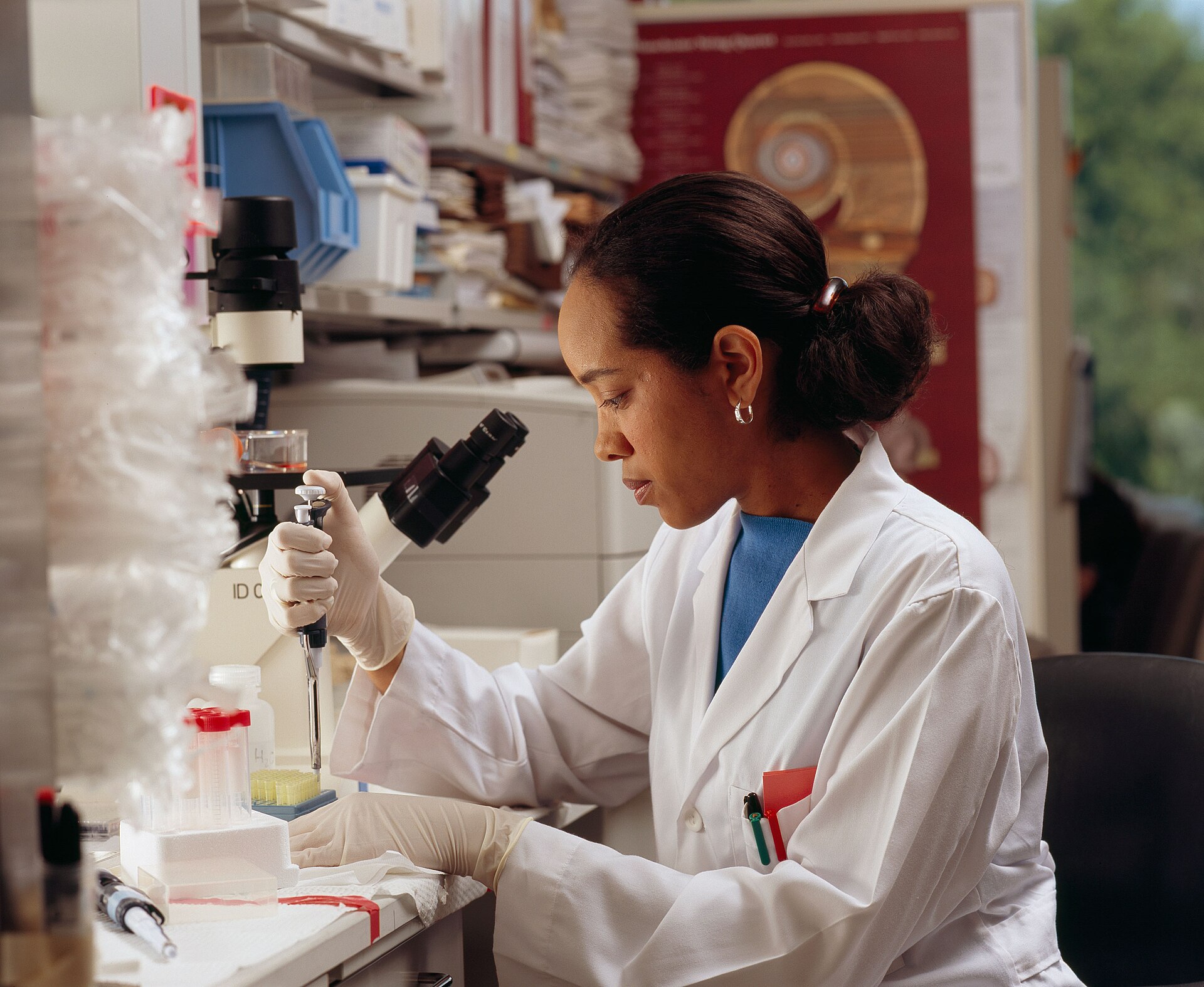 Investigadora trabajando con una pipeta en un laboratorio
